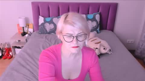 Snapshot of sabrinamacmarren chatting on October 16, 4:41 pm Sabrina MacMarren online show from October 16, 4:41 pm