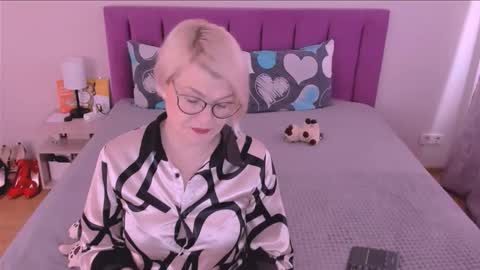 Snapshot of sabrinamacmarren chatting on October 18, 12:06 pm Sabrina MacMarren online show from October 18, 12:06 pm