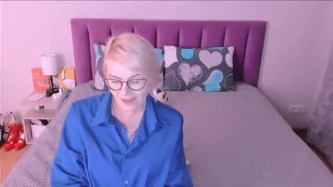 Snapshot of sabrinamacmarren chatting on October 21, 2:40 pm Sabrina MacMarren online show from October 21, 2:40 pm