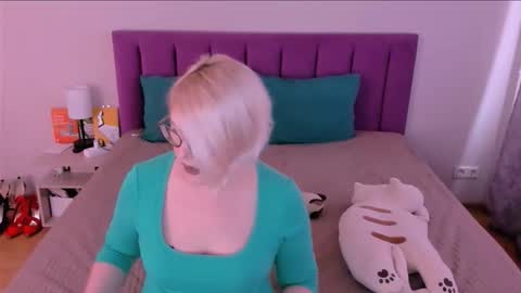 Snapshot of sabrinamacmarren chatting on October 22, 9:31 am Sabrina MacMarren online show from October 22, 9:31 am