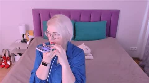 Snapshot of sabrinamacmarren chatting on October 24, 8:44 am Sabrina MacMarren online show from October 24, 8:44 am