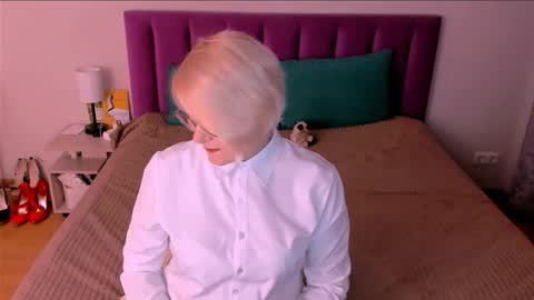 Snapshot of sabrinamacmarren chatting on October 27, 3:38 pm Sabrina MacMarren online show from October 27, 3:38 pm