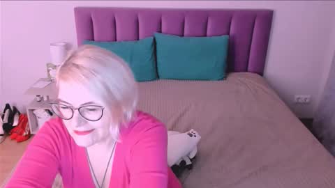 Snapshot of sabrinamacmarren chatting on November 1, 2:52 pm Sabrina MacMarren online show from November 1, 2:52 pm