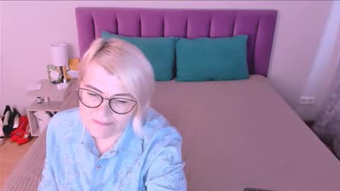 Snapshot of sabrinamacmarren chatting on November 2, 1:13 pm Sabrina MacMarren online show from November 2, 1:13 pm