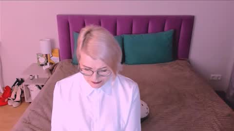 Snapshot of sabrinamacmarren chatting on November 4, 3:33 pm Sabrina MacMarren online show from November 4, 3:33 pm