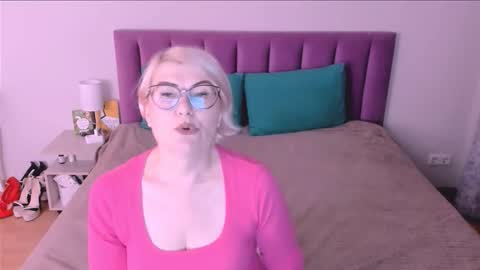 Snapshot of sabrinamacmarren chatting on November 5, 4:18 pm Sabrina MacMarren online show from November 5, 4:18 pm