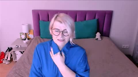 Snapshot of sabrinamacmarren chatting on November 6, 3:35 pm Sabrina MacMarren online show from November 6, 3:35 pm