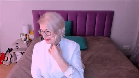 Snapshot of sabrinamacmarren chatting on November 8, 3:12 pm Sabrina MacMarren online show from November 8, 3:12 pm