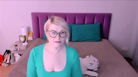 Snapshot of sabrinamacmarren chatting on November 9, 12:58 pm Sabrina MacMarren online show from November 9, 12:58 pm