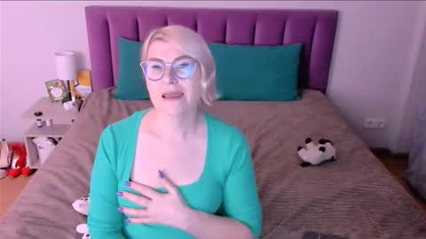 Snapshot of sabrinamacmarren chatting on November 11, 3:01 pm Sabrina MacMarren online show from November 11, 3:01 pm