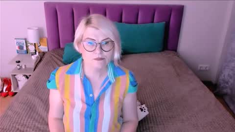 Snapshot of sabrinamacmarren chatting on November 12, 2:06 pm Sabrina MacMarren online show from November 12, 2:06 pm