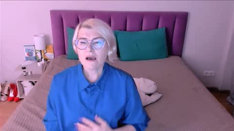 Snapshot of sabrinamacmarren chatting on November 14, 3:00 pm Sabrina MacMarren online show from November 14, 3:00 pm