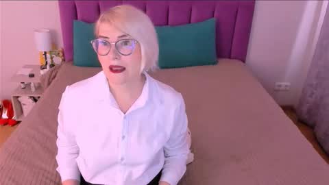 Snapshot of sabrinamacmarren chatting on November 18, 7:57 am Sabrina MacMarren online show from November 18, 7:57 am