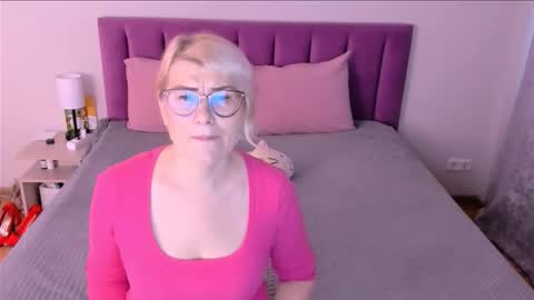 Snapshot of sabrinamacmarren chatting on November 19, 6:35 am Sabrina MacMarren online show from November 19, 6:35 am