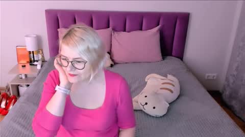 Snapshot of sabrinamacmarren chatting on November 19, 6:41 pm Sabrina MacMarren online show from November 19, 6:41 pm