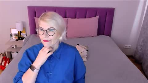 Snapshot of sabrinamacmarren chatting on November 21, 9:41 am Sabrina MacMarren online show from November 21, 9:41 am