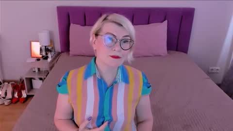 Snapshot of sabrinamacmarren chatting on November 24, 9:42 am Sabrina MacMarren online show from November 24, 9:42 am