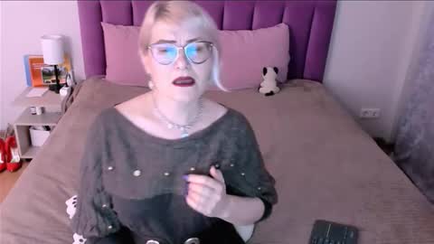 Snapshot of sabrinamacmarren chatting on November 25, 1:00 pm Sabrina MacMarren online show from November 25, 1:00 pm