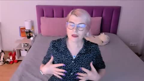 Snapshot of sabrinamacmarren chatting on November 30, 1:04 pm Sabrina MacMarren online show from November 30, 1:04 pm