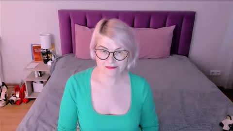 Snapshot of sabrinamacmarren chatting on December 1, 7:24 am Sabrina MacMarren online show from December 1, 7:24 am