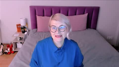 Snapshot of sabrinamacmarren chatting on December 2, 3:18 pm Sabrina MacMarren online show from December 2, 3:18 pm