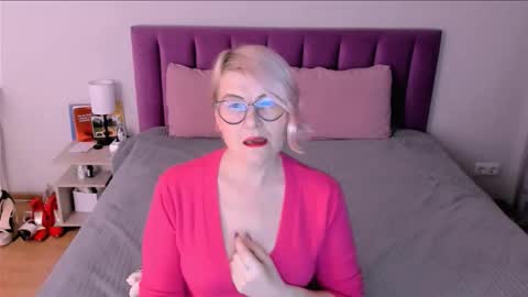 Snapshot of sabrinamacmarren chatting on December 3, 3:43 pm Sabrina MacMarren online show from December 3, 3:43 pm