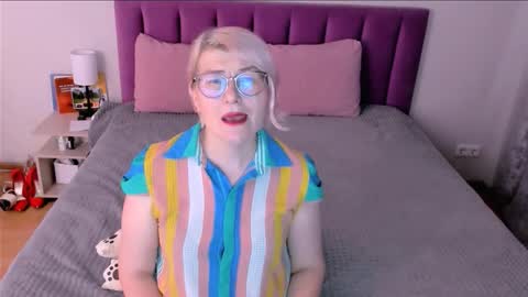 Snapshot of sabrinamacmarren chatting on December 4, 7:17 am Sabrina MacMarren online show from December 4, 7:17 am