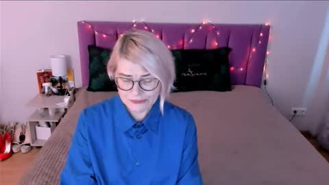 Snapshot of sabrinamacmarren chatting on December 14, 11:26 am Sabrina MacMarren online show from December 14, 11:26 am