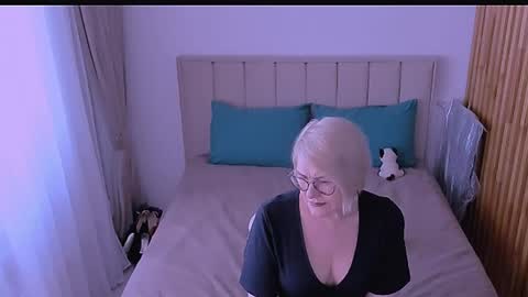 Sabrina MacMarren online show from April 21, 2:01 pm