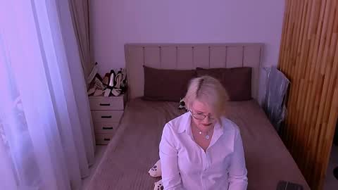 Sabrina MacMarren online show from June 5, 5:40 pm