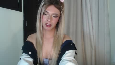 Snapshot of sabrinatshot chatting on May 30, 3:25 am sabrinatshot online show from May 30, 3:25 am