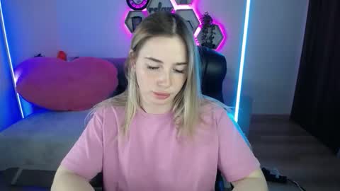 Snapshot of sabrinviolet chatting on September 30, 8:08 am Sabrina Violet online show from September 30, 8:08 am