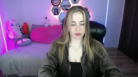 Snapshot of sabrinviolet chatting on May 9, 8:08 am Sabrina Violet online show from May 9, 8:08 am