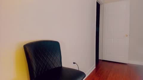 Snapshot of sacha_candy chatting on February 15, 12:37 am Sacha online show from February 15, 12:37 am