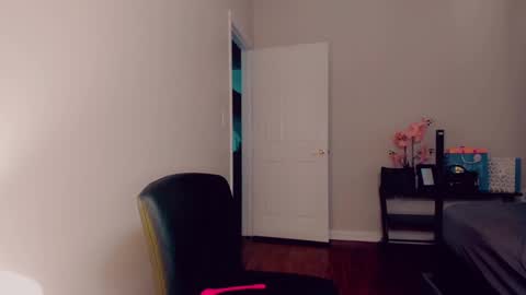 Snapshot of sacha_candy chatting on February 18, 11:08 pm Sacha online show from February 18, 11:08 pm