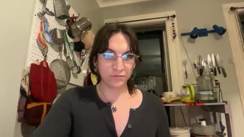 Snapshot of sadie_stars chatting on December 16, 12:15 am Sadie online show from December 16, 12:15 am