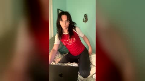 Snapshot of sadie_stars chatting on December 17, 1:33 am Sadie online show from December 17, 1:33 am