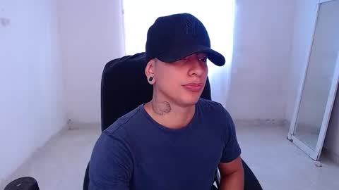 Snapshot of saenz_hotx chatting on December 4, 3:21 pm saenz_hotx online show from December 4, 3:21 pm