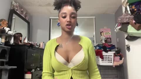 Snapshot of sailormoonsnani94 chatting on February 20, 5:44 am Benzo online show from February 20, 5:44 am