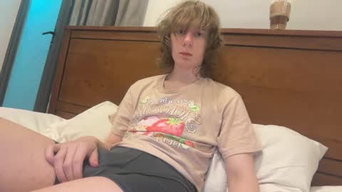 Snapshot of saintfawn chatting on May 21, 12:17 am saintfawn online show from May 21, 12:17 am