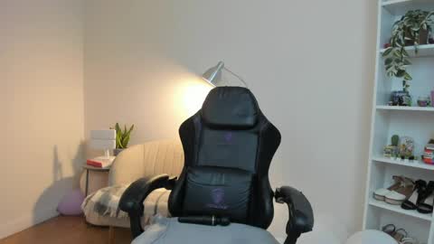 Sakura Harper online show from April 11, 7:45 am