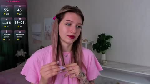 Snapshot of sallymiddough chatting on July 16, 1:33 am Lily online show from July 16, 1:33 am