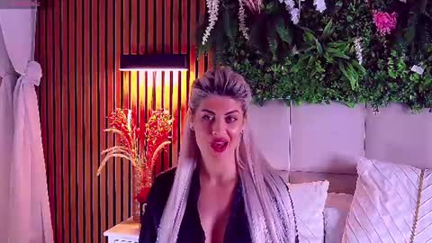 Snapshot of salmaroze chatting on June 15, 5:09 am SalmaRoze online show from June 15, 5:09 am