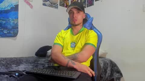 Snapshot of salvatore_dereck chatting on October 18, 1:08 am online show from October 18, 1:08 am