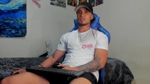 Snapshot of salvatore_dereck chatting on October 22, 1:28 am online show from October 22, 1:28 am