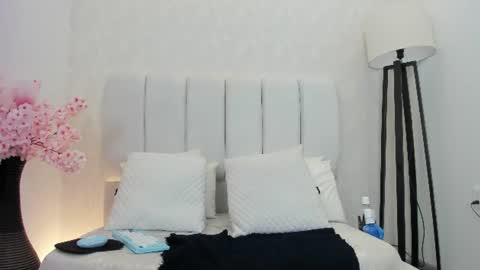 Snapshot of samanthaa_hill chatting on August 3, 12:43 pm . Samantha . online show from August 3, 12:43 pm