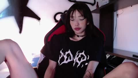 Snapshot of samantx chatting on January 23, 5:42 pm lil sam online show from January 23, 5:42 pm