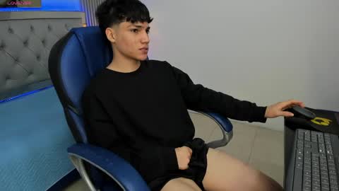 Snapshot of samblack_ chatting on May 1, 1:37 pm Sam online show from May 1, 1:37 pm