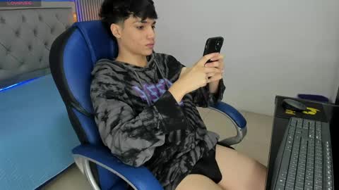 Snapshot of samblack_ chatting on May 9, 1:16 pm Sam online show from May 9, 1:16 pm