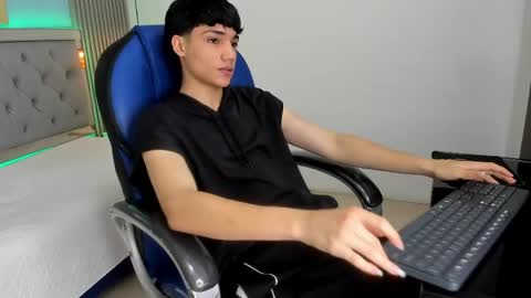 Snapshot of samblack_ chatting on June 6, 12:43 pm Sam online show from June 6, 12:43 pm